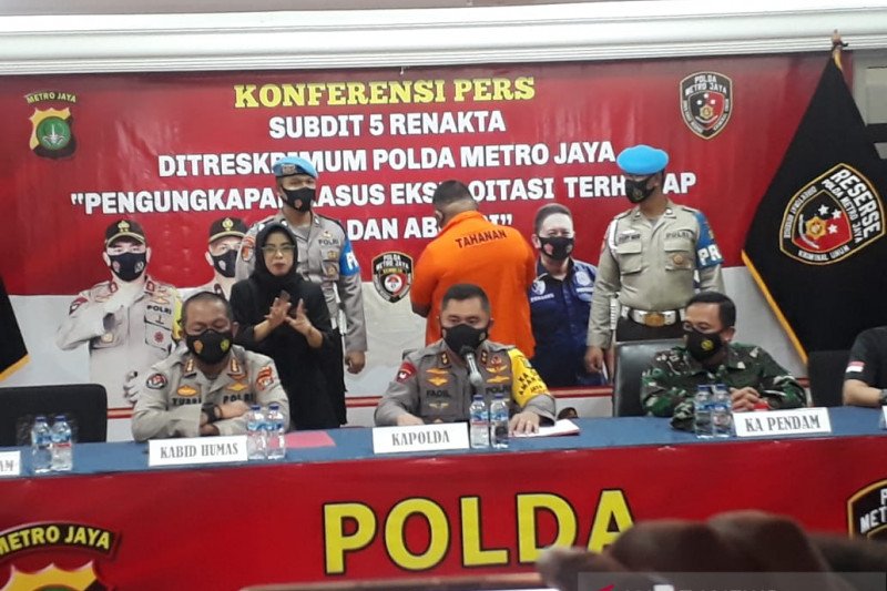 Kapolda Metro Jaya Irjen Pol Fadil Imran (tengah) berikan keterangan dalam kasus penembakan oleh oknum polisi yang menewaskan tiga orang di Cengkareng, Jakarta Barat, Kamis (25/2/2021). (Foto: Polda Metro Jaya)