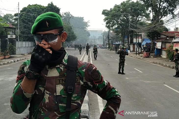 Anggota TNI berjaga di Jalan K.S. Tubun Petamburan Jakarta Barat, Rabu (22-5-2019), untuk mencegah massa merangsek maju mengikuti polisi. (Foto: Aditya Ramadhan)