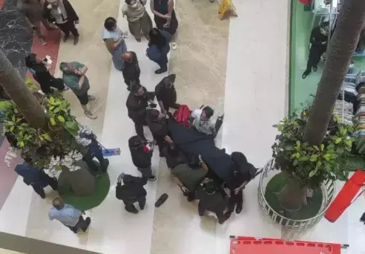 CCTV Mall Ungkap Kronologis Detik-Detik Pria Bekasi Bunuh Diri di PIM 2