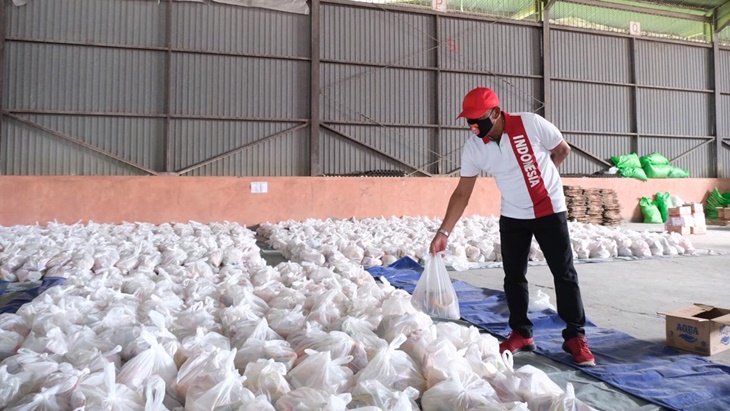 FX Hadi Rudyatmo memeriksa paket sembako sebelum diberikan kepada warga miskin di Solo
