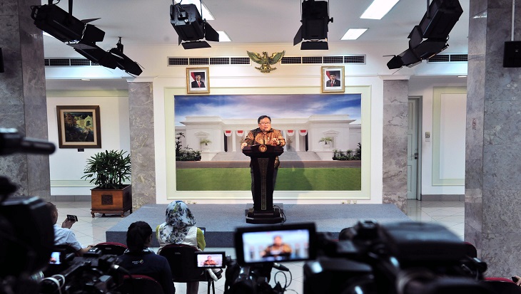 Menteri PPN/Kepala Bappenas Bambang Brodjonegoro menyampaikan keterangan pers usai Rapat Terbatas, di Kantor Presiden, Jakarta, Senin (29/4) siang. (Foto: Jay/Humas)