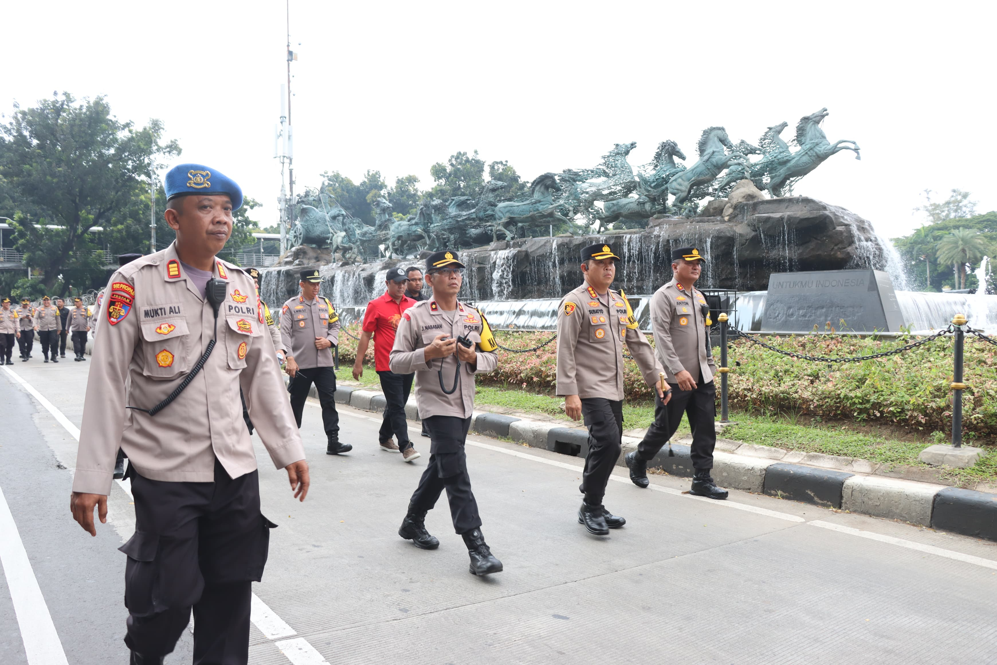 1.389 Polisi Tanpa Senpi Kawal Demo Buruh di Kawasan Monas