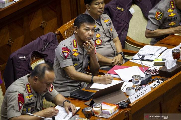Kapolri Jenderal Pol Idham Azis (tengah) didampingi Wakapolri Komjen Pol Ari Dono Sukmanto (kanan) dan Kabaintelkam Polri Komjen Pol Agung Budi Maryoto (kiri) mengikuti rapat kerja dengan Komisi III DPR di Kompleks Parlemen, Senayan, Jakarta, Rabu (20/11/2019). Rapat tersebut membahas rencana strategis Polri serta Hapsem BPK Semester I Tahun 2019. ANTARA FOTO/Dhemas Reviyanto/ama.
