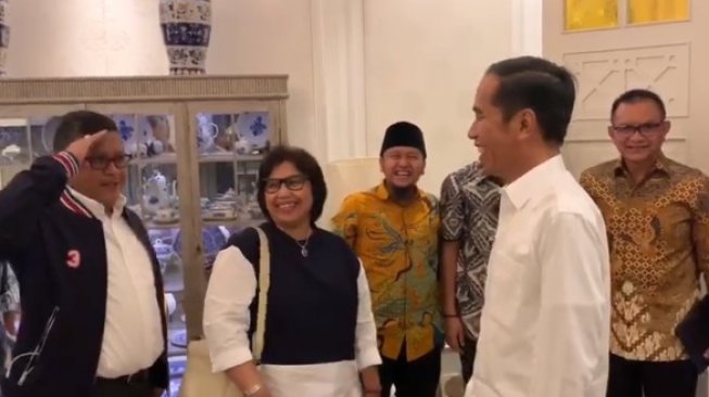 Elite TKN Hasto Kristiyanto dan Irma Chaniago bersama Presiden Jokowi