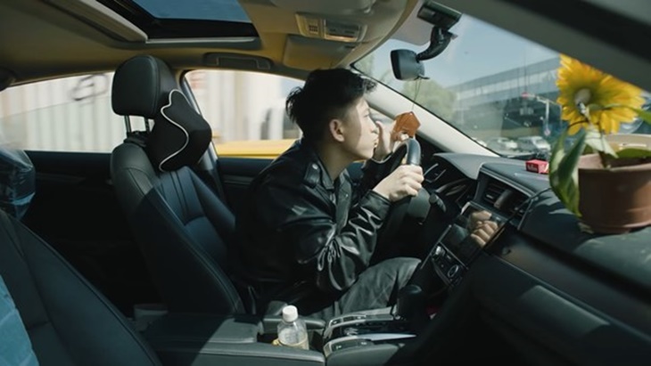 Keliling Naik Mobil, Ini Makna di Balik Video Klip ‘DOA’ Rich Brian