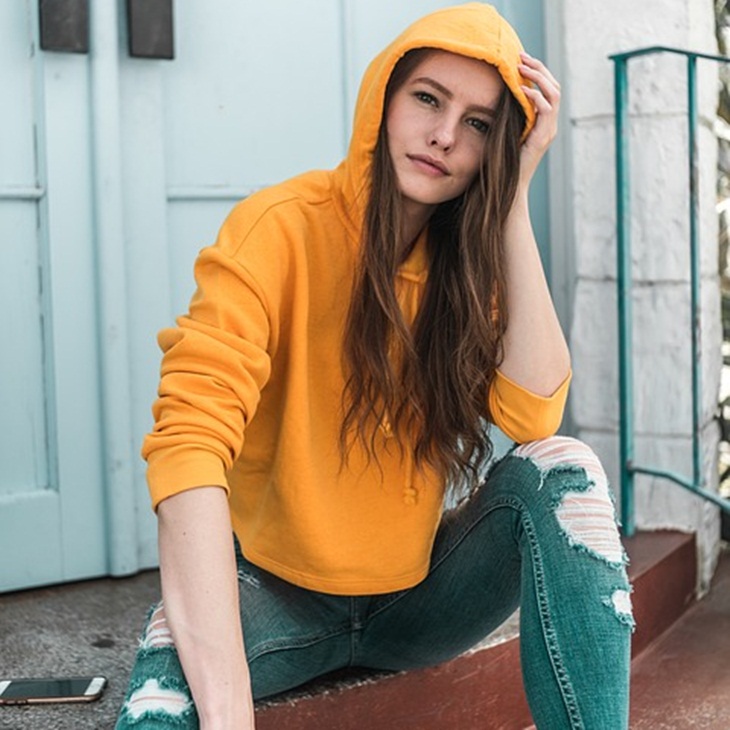 Jaket hoodie sangat cocok untuk si tomboy. (Foto: Pixabay/Erik_Lucatero)