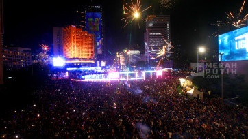 Lautan Manusia Padati Bundaran HI Rayakan Malam Tahun Baru 2025