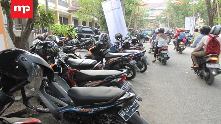 Parkir liar motor