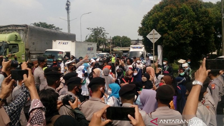 Puluhan Pendukung Rizieq Diamankan saat Hadiri Persidangan
