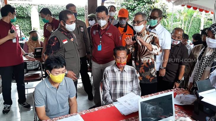 Tinjau Penyaluran BST di Solo, Mensos: Sebelum Lebaran Harus Mencapai 8,3 Juta KK