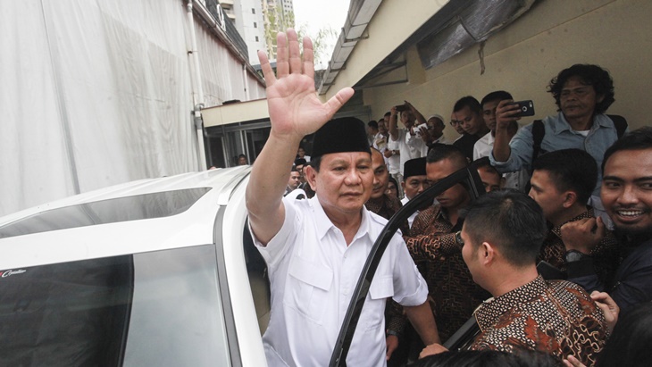 Ketua Umum Partai Gerindra Prabowo Subianto melambaikan tangannya kepada kader Gerindra. (ANTARA FOTO/Muhammad Adimaja)