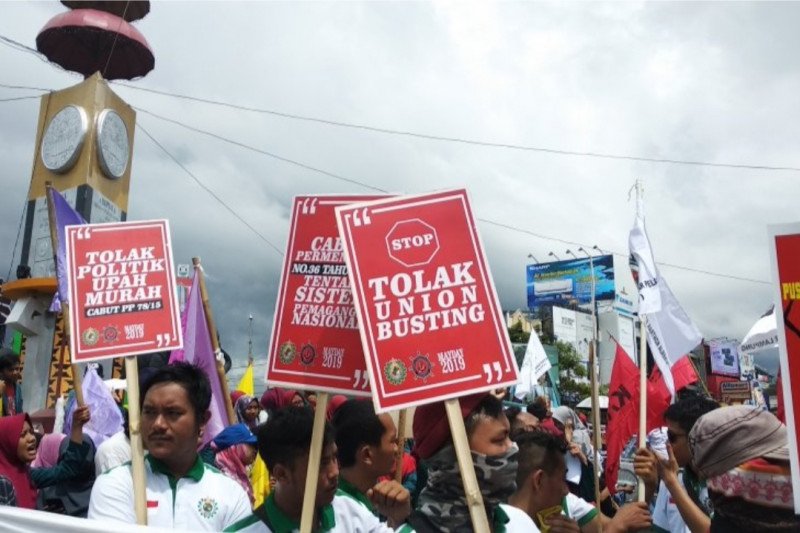 Aksi Massa memperingati Hari Buruh (May day) di Tugu Adipura Kota Bandarlampung Provinsi Lampung. ANTARA/Dian Hadiyatna