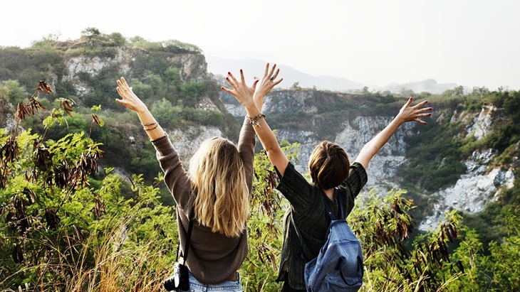 Dua orang wanita sedang berwisata petualang. (Pixabay/rawpixel)