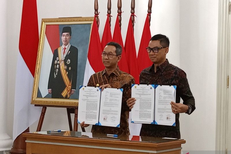 Penandatanganan perjanjian kerja sama pengelola sampah menjadi Bahan Bakar Jumputan Padat (BBJP) antara Penjabat (Pj) Gubernur DKI Jakarta Heru Budi Hartono dengan Direktur Utama PT PLN (Persero) Darmawan Prasodjo di Balai Kota DKI, Jakarta Pusat, Kamis (8/6/2023). ANTARA/Siti Nurhaliza
