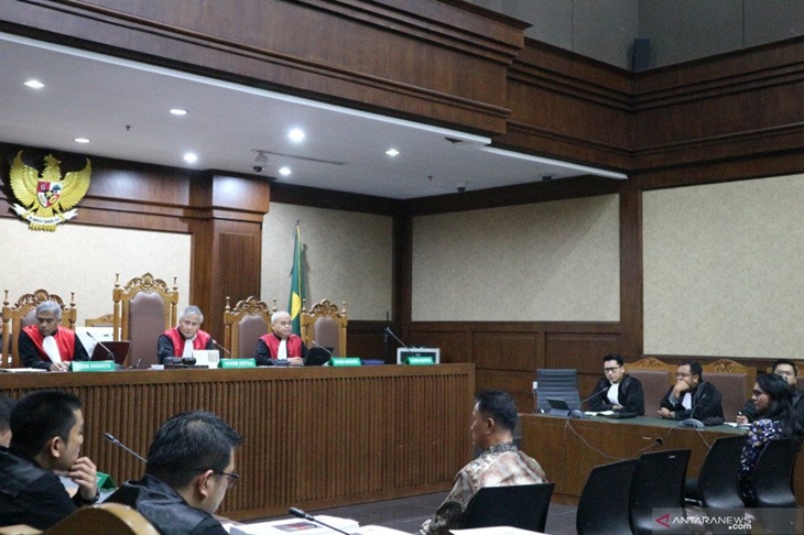 Benhur Lalenoh selaku perantara penerima suap untuk mantan Bupati Kepulauan Talaud Sri Wahyuni Maria Manalip dituntut 4 tahun penjara ditambah denda Rp200 juta subsider 3 bulan kurungan di pengadilan Tindak Pidana Korupsi (Tipikor) Jakarta, Senin (18/11). (ANTARA/Desca Lidya Natalia)