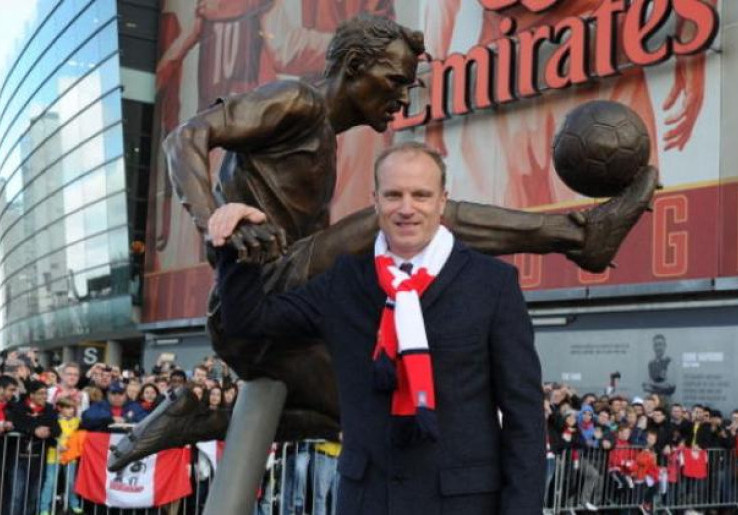 Ozil Dibandingkan dengan Legenda Arsenal Dennis Bergkamp, Pantaskah?