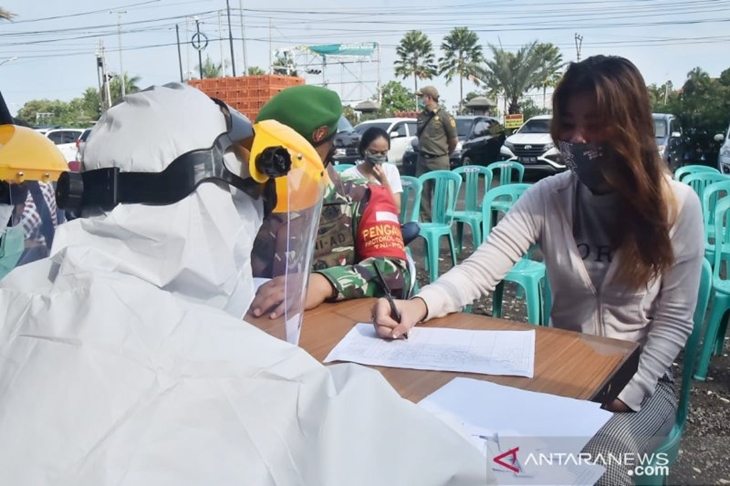 Tes cepat COVID-19 atau rapid test di Simpang Gadog, Ciawi, Kabupaten Bogor, Jawa Barat, Kamis (29/10/2020). (ANTARA/M Fikri Setiawan)