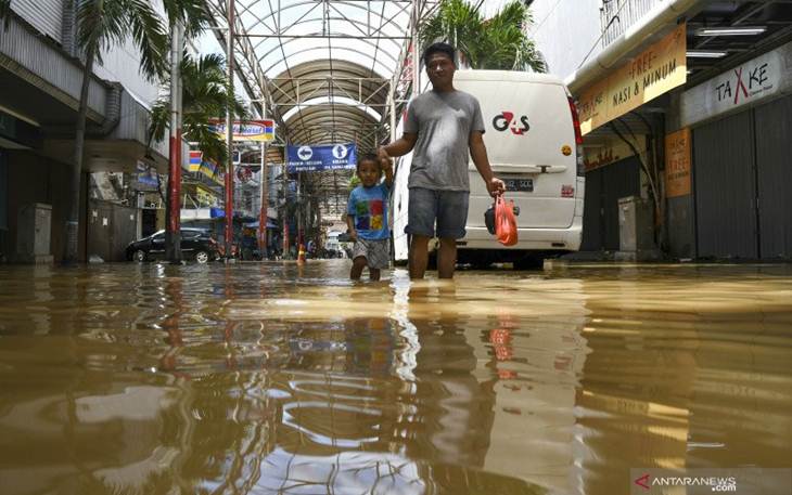 Banyak warga DKI Jakarta yang terdampak banjir pada malam pergantian tahun baru 2020