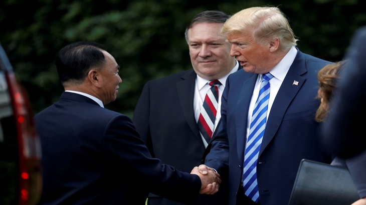 Donald Trump didampingi Mike Pompeo