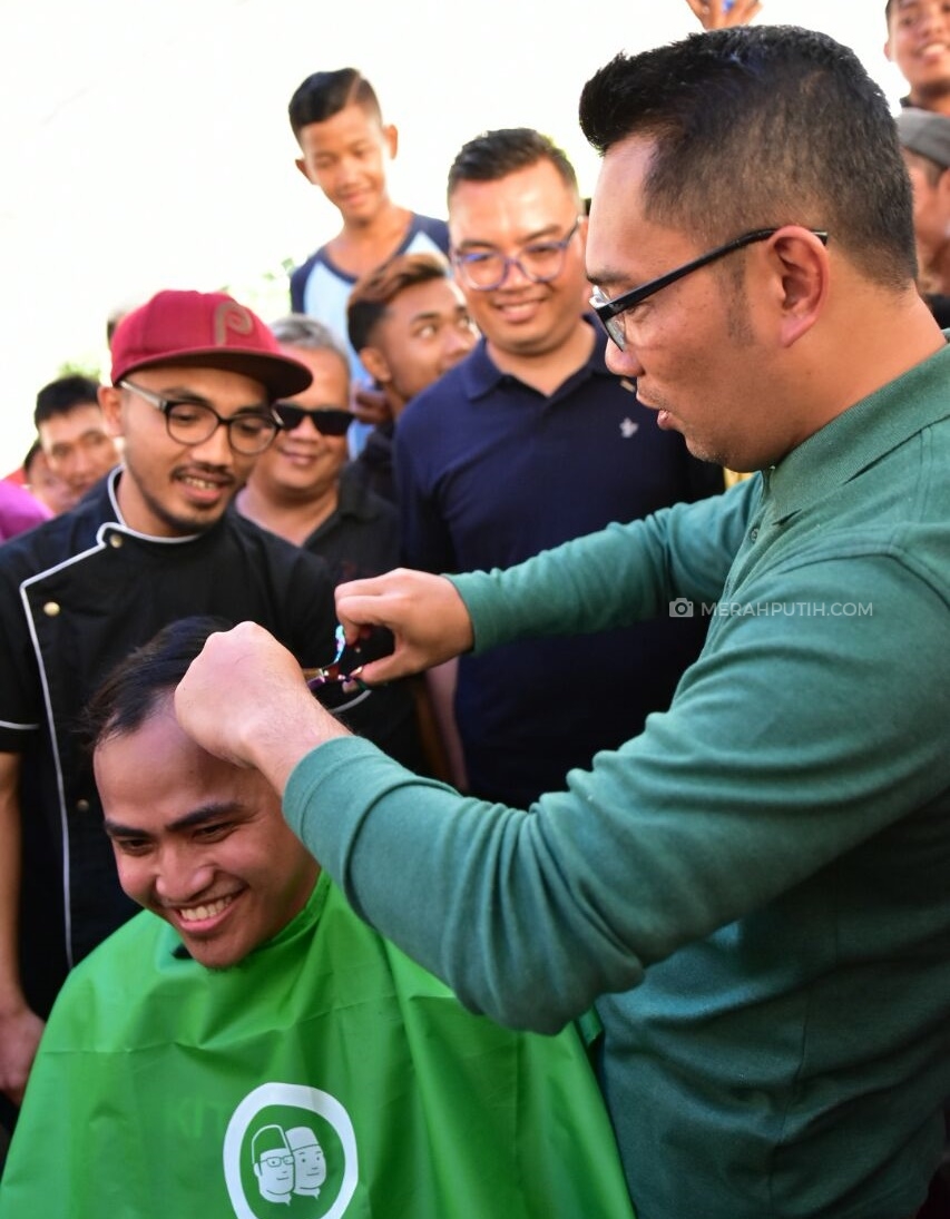 Ridwan Kamil Jadi Tukang Cukur. (MP/Mauritz)