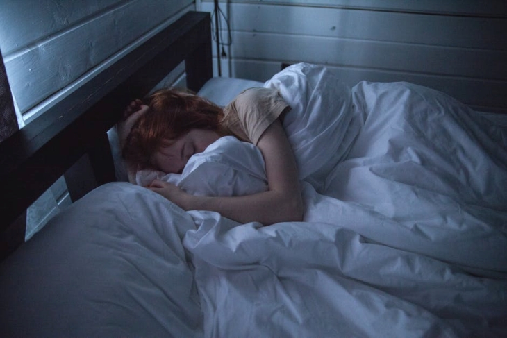 Bermain hp sebelum tidur akan merusak jam tidur (Foto: pexels/Ivan Oboleninov)