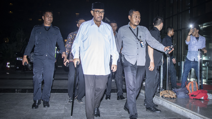 Bupati Kabupaten Bandung Barat Abu Bakar (tengah) saat tiba untuk menjalani pemeriksaan di gedung KPK, Jakarta, Rabu (11/4). (ANTARA FOTO/Aprillio Akbar)