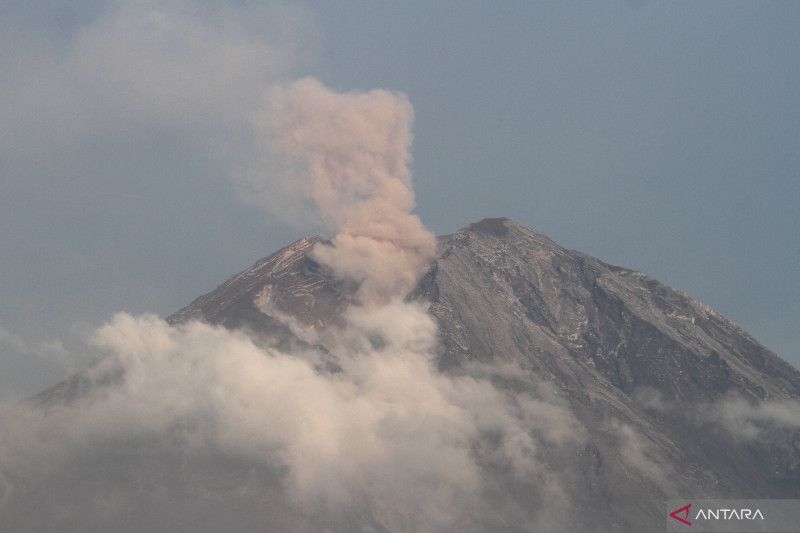 Gunung Semeru mengeluarkan material vulkanis yang terlihat dari , Senin (5/12/2022). . ANTARA FOTO/Ari Bowo Sucipto