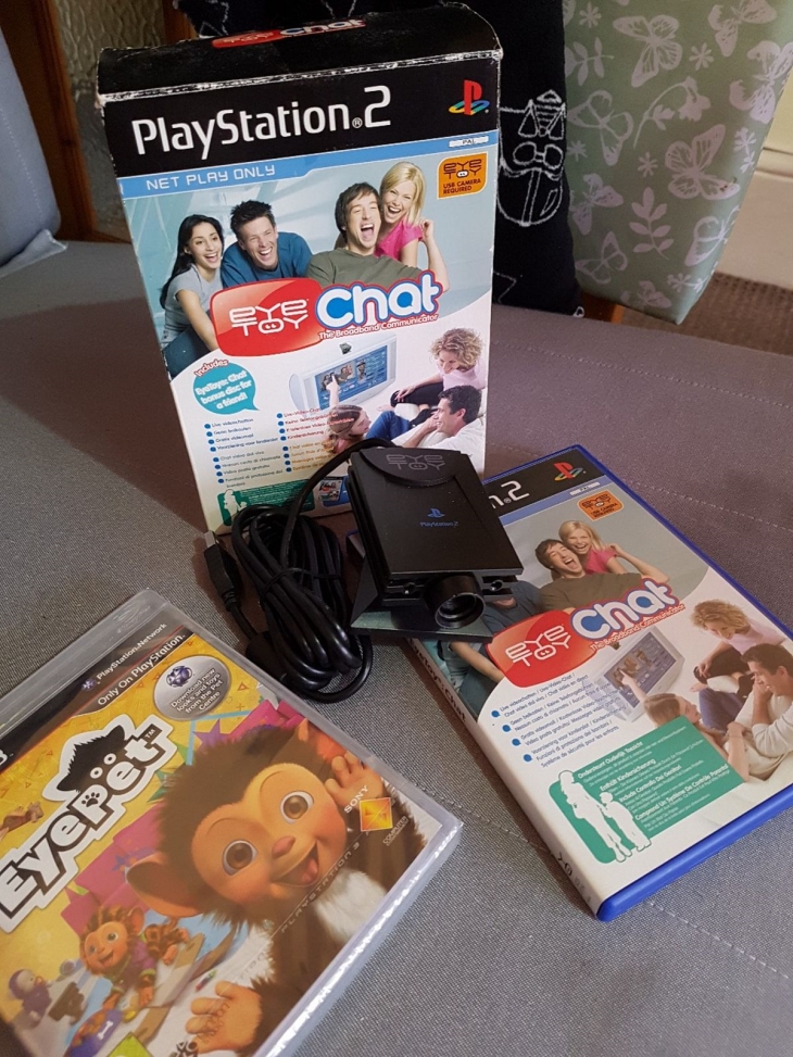 Eye Toy yang memungkinkan PS2 membaca gerakan dan game yang mendukungnya (Foto: Shpock @Sho M)