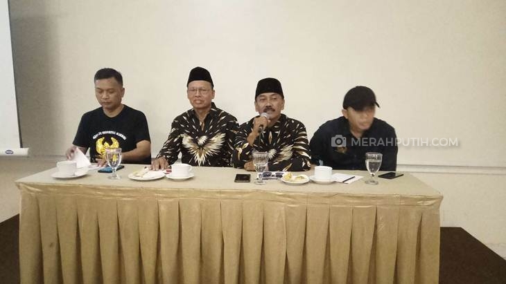 Pasangan Bagyo Wahyono dan FX Supardjo (Bajo) menggelar konferensi pers terkait perolehan syarat dukungan Pilwakot Solo, Sabtu (8/2). (MP/Ismail)