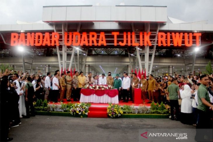 Presiden Jokowi meresmikan Bandara Tjilik Riwut