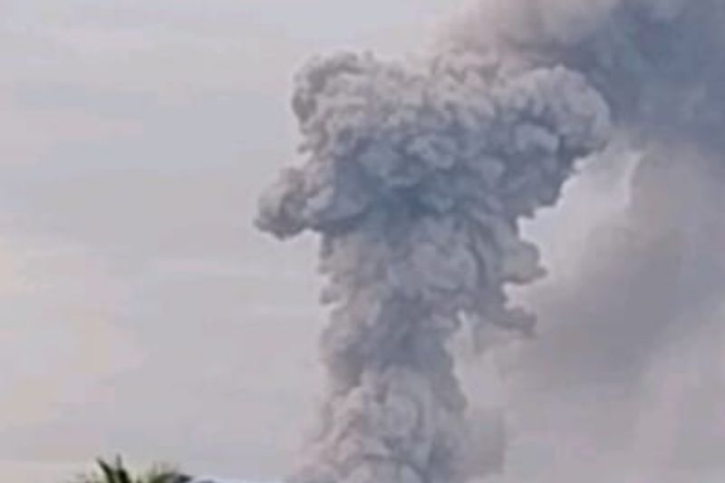 Kembali Erupsi, Gunung Dukono di Halmahera Utara Menyemburkan Abu Vulkanik Setinggi 1.000 Meter
