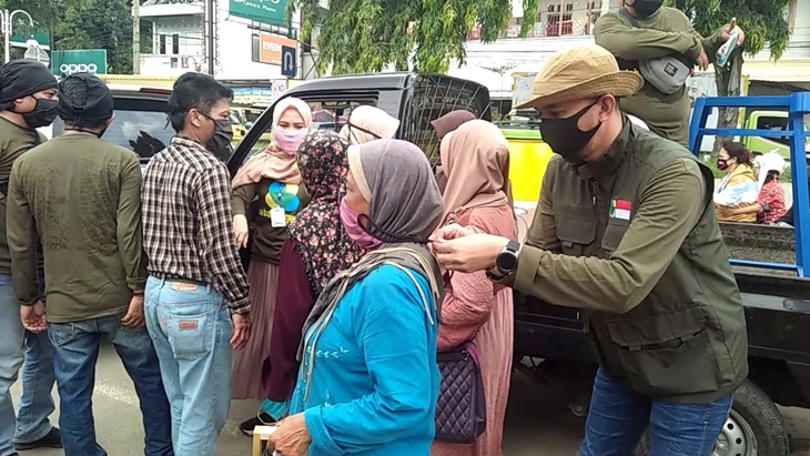 Pembagian paket sembako lebih difokuskan bagi warga yang terdampak Covid-19