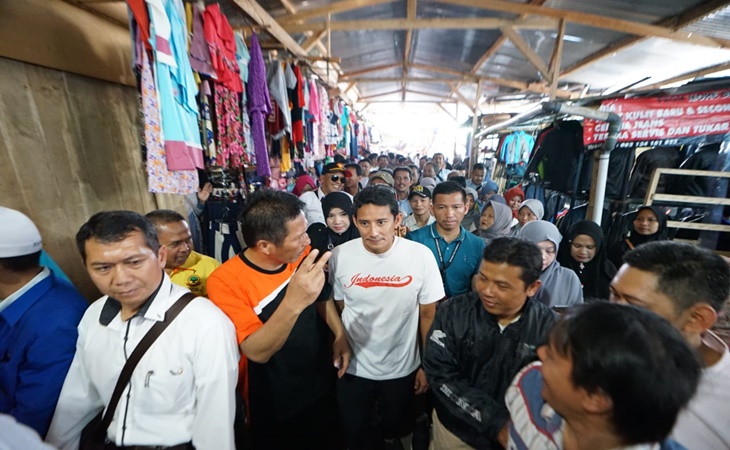 Sandi Uno bersama para pedagang pasar