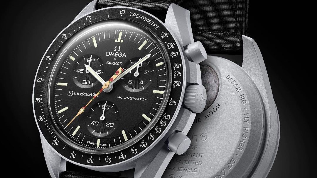 Omega x Swatch Rilis Moonswatch Terbaru 'Strawberry Moon'