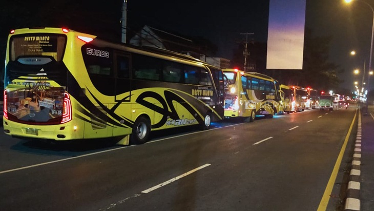  Kejagung menyita belasan bus milik dua PO di Kecamatan Simo, Kabupaten Boyolali, Jawa Tengah, Senin (22/2) dini hari. (Foto: MP/Ismail)