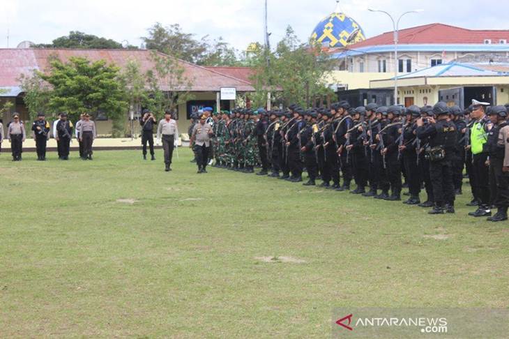 Apel Operasi Lilin Matoa di Mapolres Jayawijaya, Kamis, (19/12).(ANTARA/Marius Frisson Yewun)