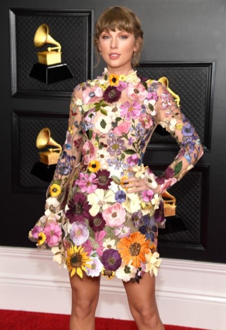 Taylor Swift datang ke Grammy dengan busana seperti musim semi. (Foto: Twitter/@MTV)