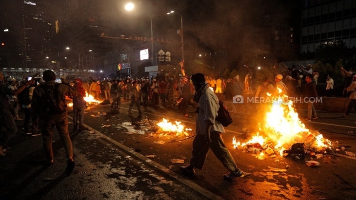 Massa aksi depan Gedung Bawaslu bertahan hingga subuh di Jalan Wahid Hasyim. (MP/Rizki Fitrianto)