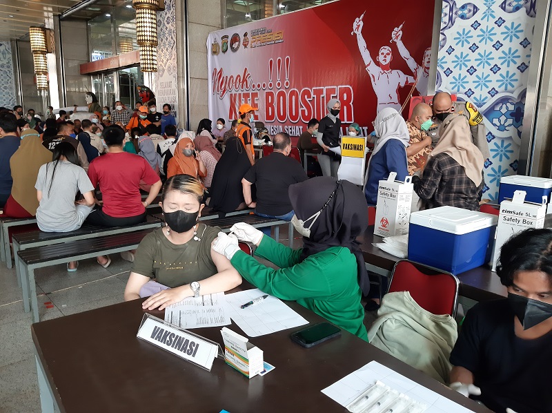 Takut Diputar Balik Saat Mudik, Warga Tanah Abang Pilih Disuntik Vaksin Booster 