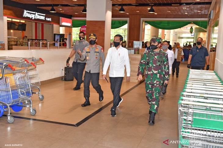 Presiden Joko Widodo didampingi Panglima TNI Marsekal Hadi Tjahjanto, Kapolri Jenderal Idham Azis, Gubernur Jawa Barat Ridwan Kamil dan Wali Kota Bekasi Rahmat Effendi meninjau Mal Summarecon Bekasi untuk melihat persiapan penerapan prosedur standar "New Normal" di sarana perniagaan pada Selasa (26/5) (Agus Suparto)