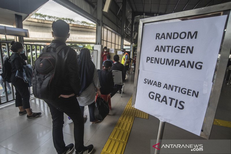 Sejumlah calon penumpang KRL mengantre untuk menjalani tes usap (swab) antigen yang digelar PT KCI di Stasiun Tanah Abang, Jakarta, Selasa (22/6/2021). Tes acak yang dilakukan oleh PT KCI tersebut guna menekan penyebaran COVID-19 di lingkungan transportasi KRL. ANTARA FOTO/Muhammad Adimaja