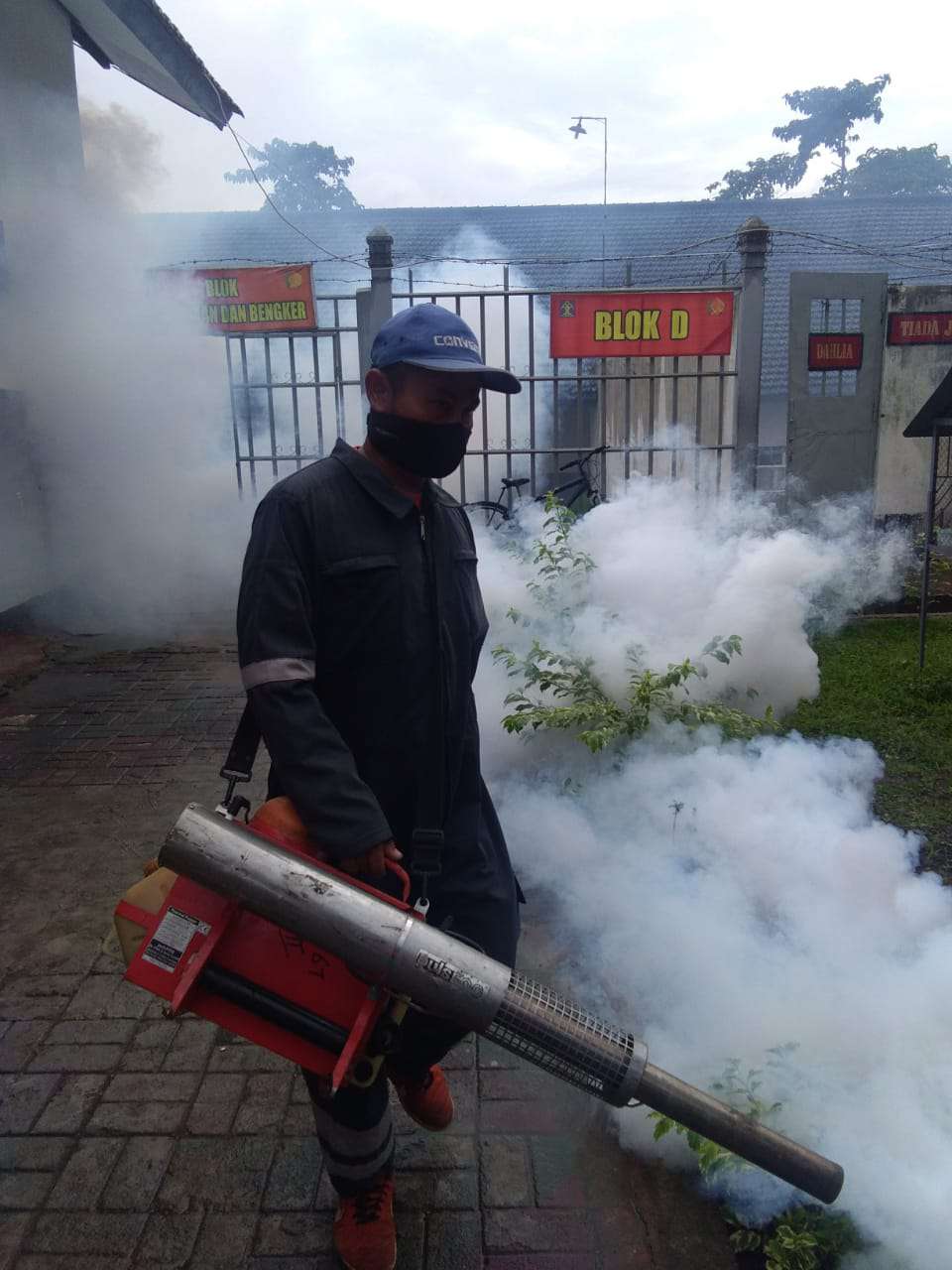 Petugas Dinas Kesehatan (Dinkes) Kabupaten Wonogiri lakukan fogging di Rutan Kelas IIB Wonogiri, Senin (28/1). (MP/Ismail)