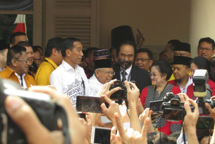 Jokowi dan KH Ma'ruf Amin di KPU Pusat
