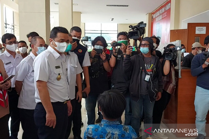 Guru beserta orang tua murid mengikuti simulasi sekolah campuran tatap muka dan daring (hybrid) di SMP 255, Jakarta Timur, Selasa (30/3/2021). ANTARA FOTO/Muhammad Adimaja