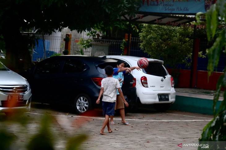 Anak-anak bermain di halaman Sekolah Dasar Negeri 07 Rawajati, Jakarta, Jumat (3/1/2020). SDN 07 Rawajati menjadi salah satu posko pengungsi sejak banjir merendam sebagian wilayah ibu kota pada Rabu (1/1/2020). (ANTARA/Genta Tenri Mawangi)
