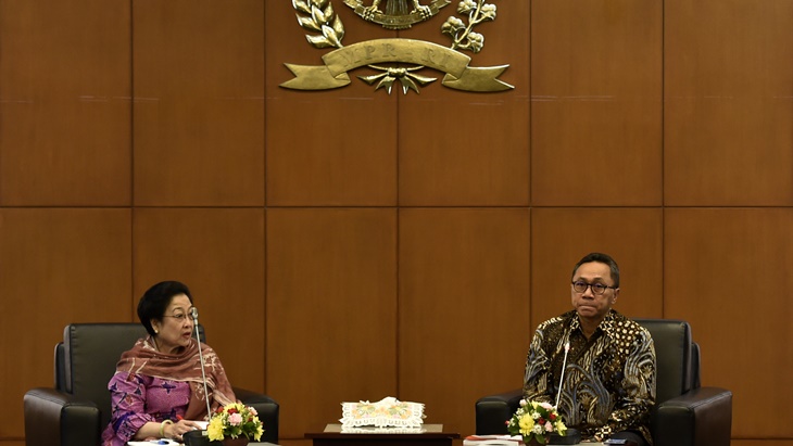  Ketua MPR Zulkifli Hasan (kanan). (ANTARA FOTO/Puspa Perwitasari)