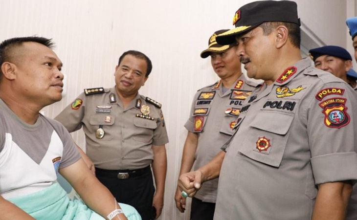 Kapolda Sumut saat mengunjungi anggota Densus 88 yang dirawat di RS Bhayangkara Medan
