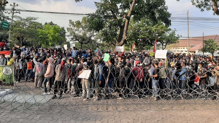 Ribuan Massa Kembali Demo DPRD Solo, Masa Tuntut Stop Kriminalisasi Aktivis