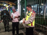 Polisi Bubarkan Warga yang Nekat Berkerubung Tak Penting di Jalan Sudirman