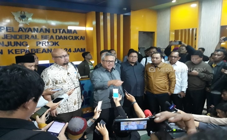 Ketua KPU memberikan keterangan kepada awak media